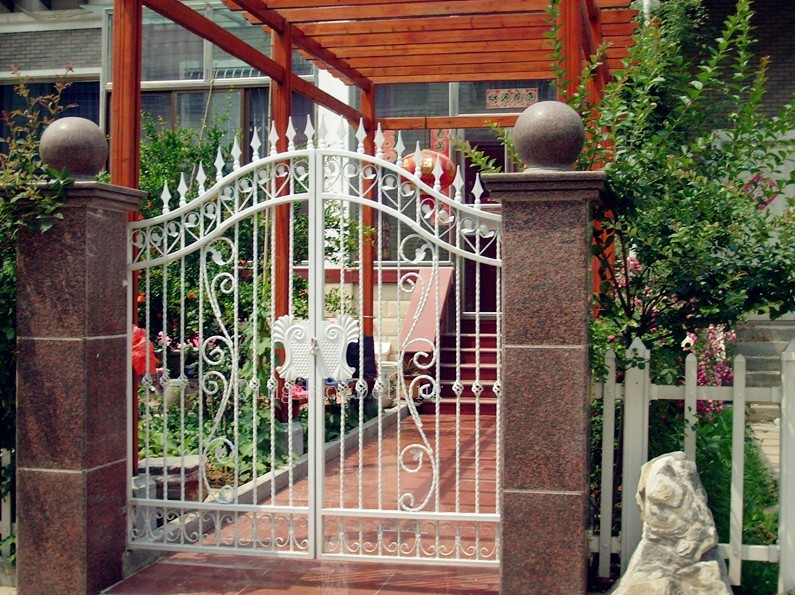 Pequeña puerta de hierro